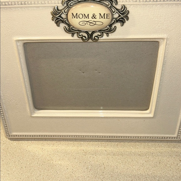 Classic White 'Mom & Me' Photo Frame  4x6 EUC Sturdy Frame - Picture 5 of 5